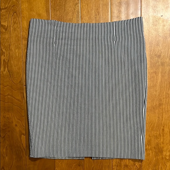 J’ENVIE Dresses & Skirts - J’ENVIE New York Stripe Knee-Length Pencil Skirt Size 10 Office Coastal Nautical